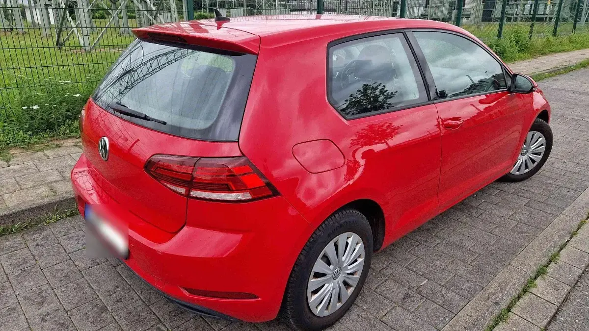Gebraucht VW Golf VII Trendline 86 PS (63 kW) 2017 Rot Limousine