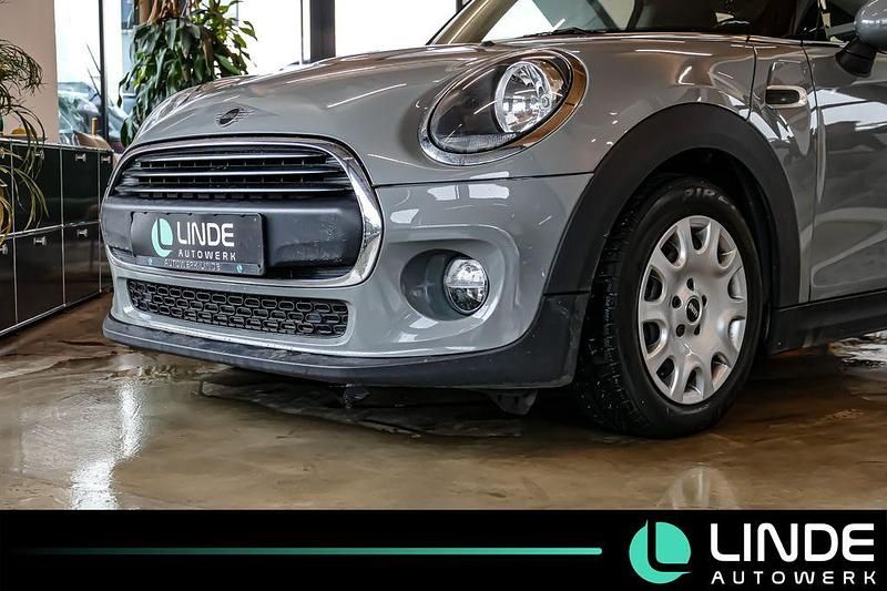 Gebraucht Mini Cooper 108 PS (79 kW) 2018 Moonwalk grey (metallic) Kleinwagen