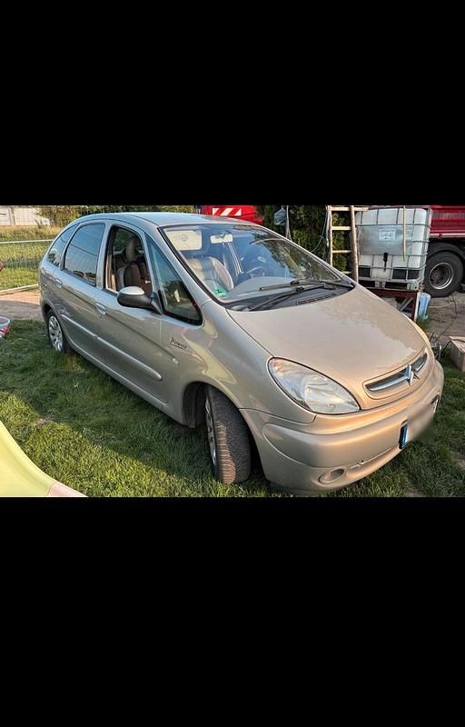 Gelb Gebraucht 2003 Citroën Xsara Picasso Van / Kleinbus | 2.200 € (Etwas zu teuer) - Bild 1/4