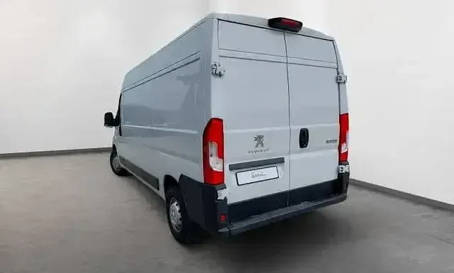 Gebraucht Peugeot Boxer Premium 165 PS (121 kW) 2022 Lackierung weiss icy/deckende lackierung Van