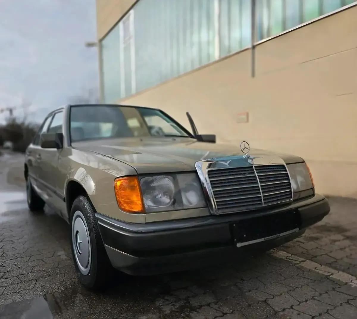 Gebraucht Mercedes E260 160 PS (117 kW) 1987 Grün Limousine