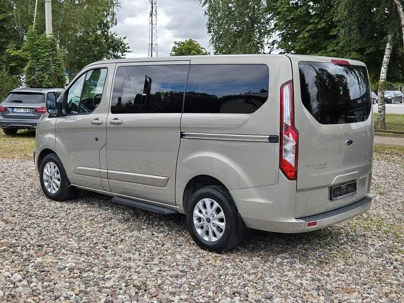 Gebraucht Ford Tourneo Titanium 170 PS (125 kW) 2017 Silber Van / Kleinbus