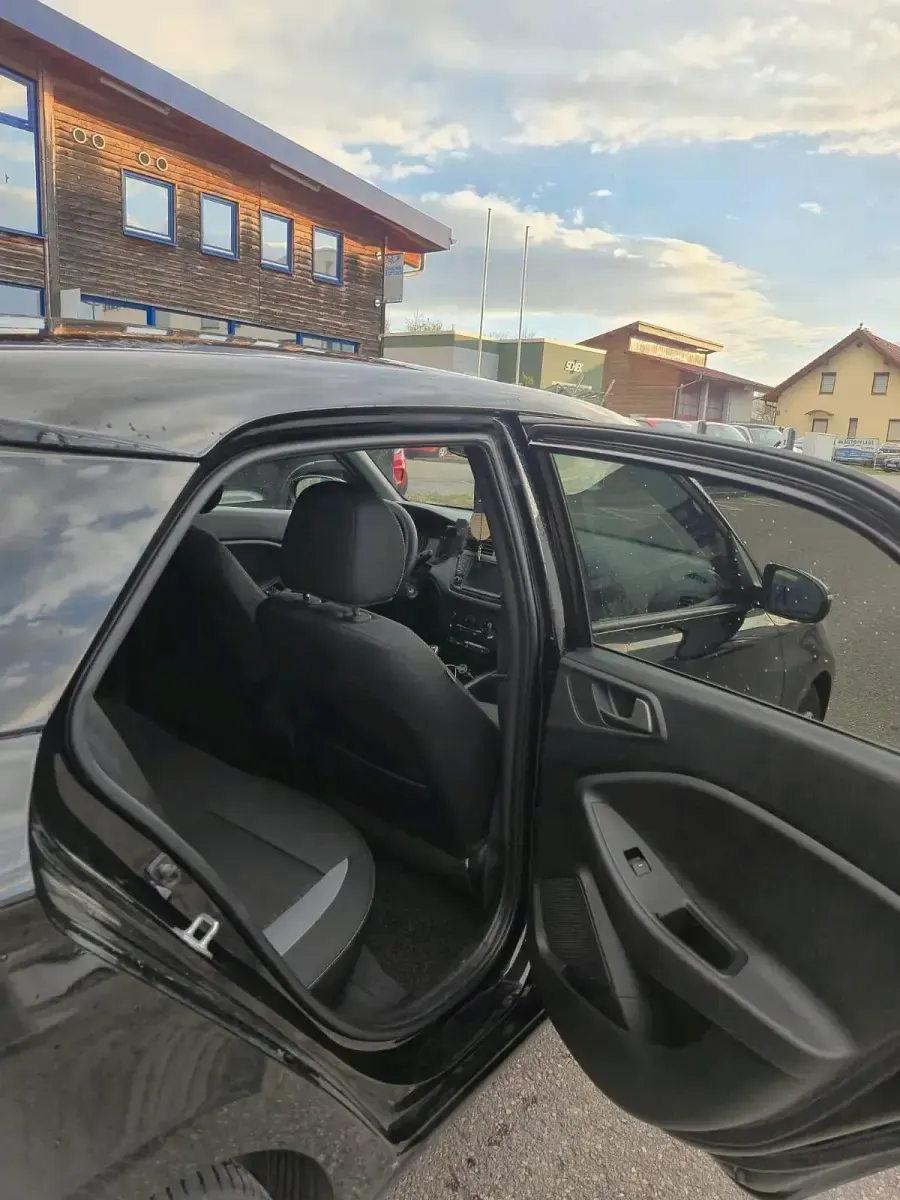 Gebraucht Hyundai i20 101 PS (74 kW) 2017 Schwarz Kleinwagen