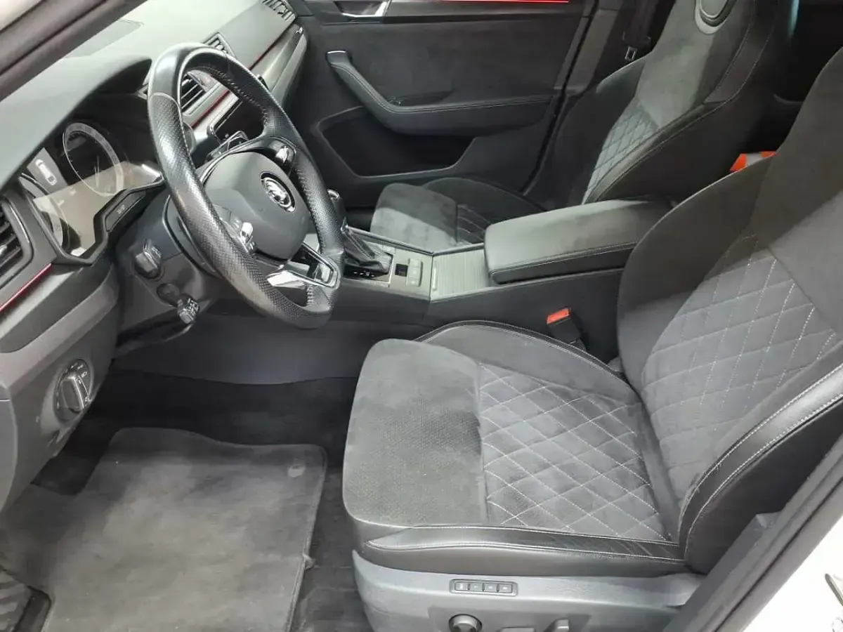 Gebraucht Skoda Superb SportLine 150 PS (110 kW) 2021 Moonweiß perleffekt Kombi