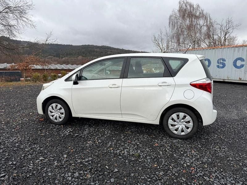 Gebraucht Toyota Verso-S Life 99 PS (72 kW) 2011 Weiß Van / Kleinbus