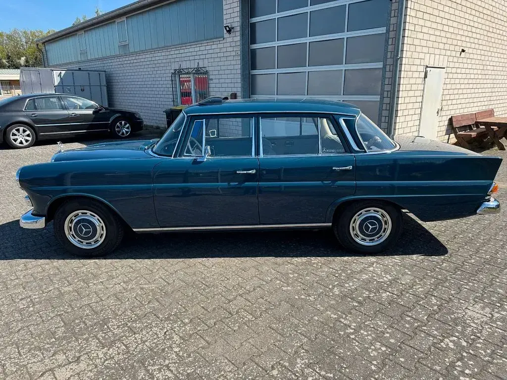 Gebraucht Mercedes 230 120 PS (88 kW) 1967 Blau Limousine
