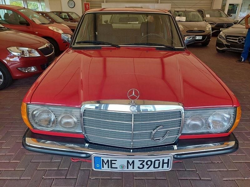 Gebraucht Mercedes 200 95 PS (69 kW) 1979 Rot Limousine