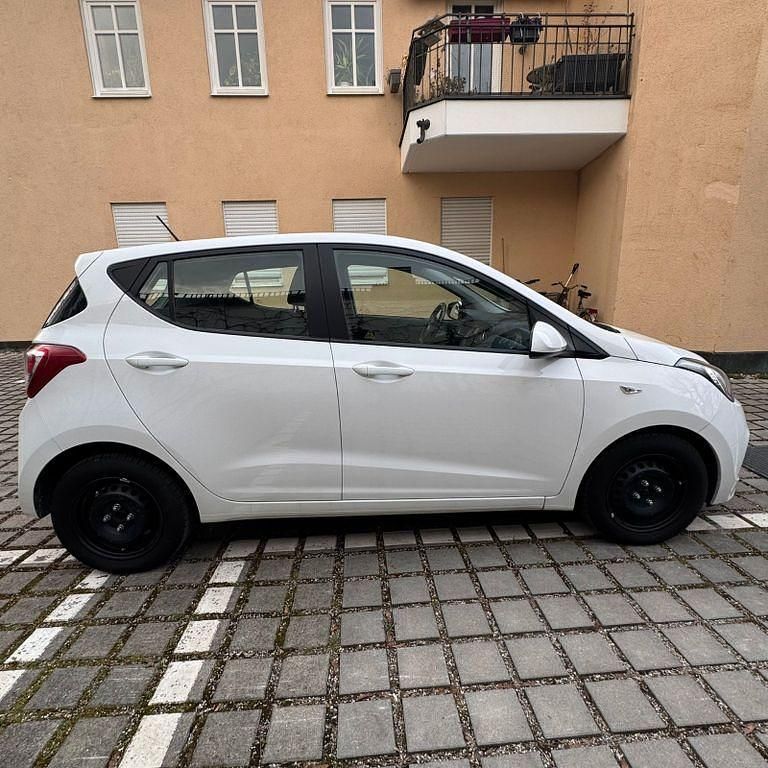 Gebraucht Hyundai i10 Trend 67 PS (49 kW) 2015 Weiß Kleinwagen