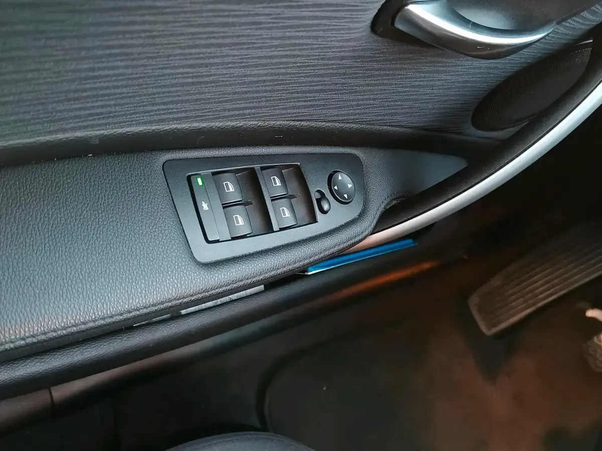 Second-hand BMW 116 122 CP (89 kW) 2010 Negru Hatchback