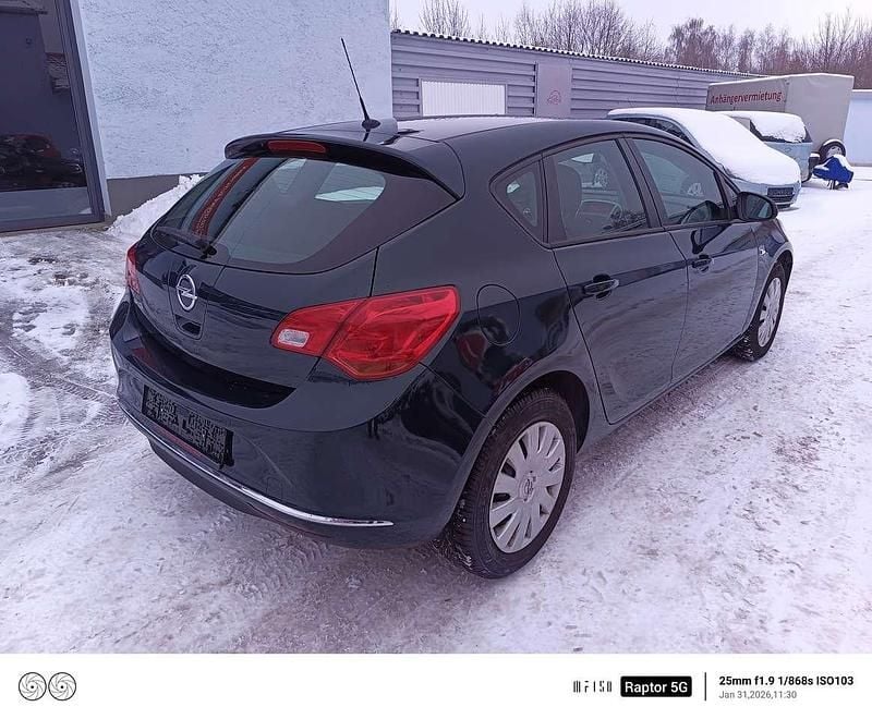 Gebraucht Opel Astra Selection 116 PS (85 kW) 2015 Smaragd gruen (mi) Kleinwagen