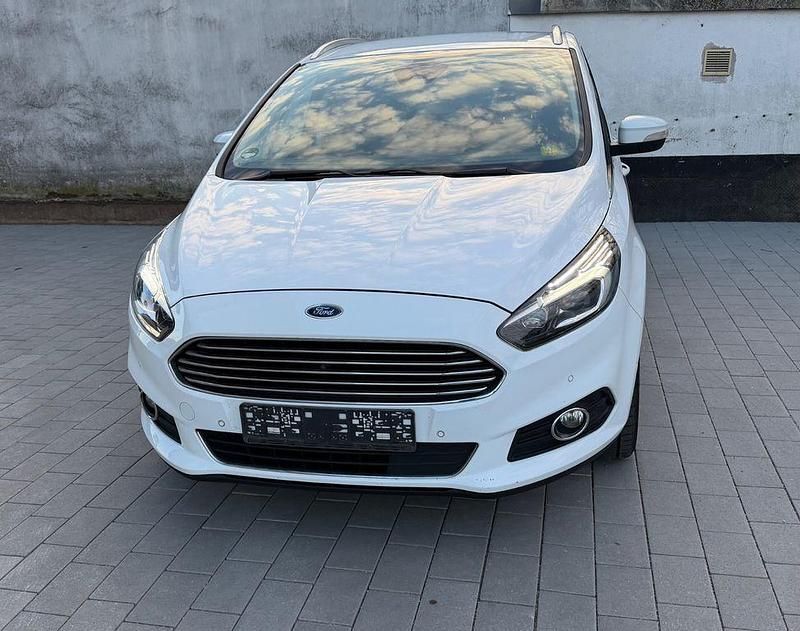 Gebraucht Ford S-MAX Titanium 239 PS (175 kW) 2018 Frostweiß Van / Kleinbus