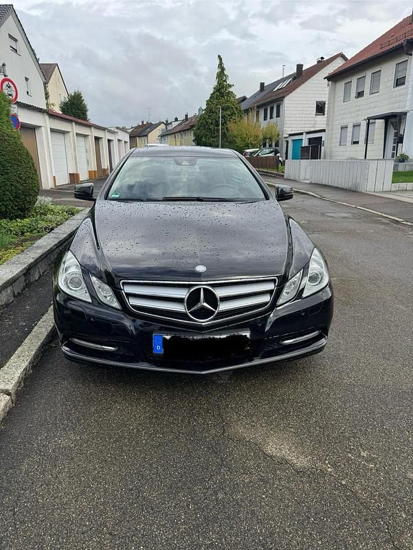 Schwarz Gebraucht 2011 Mercedes E220 Coupé | 11.999 € - Bild 1/4