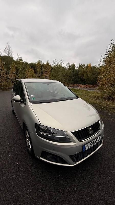 Grau Gebraucht 2011 Seat Alhambra Van / Kleinbus | 7.500 € (Fairer Preis) - Bild 1/4