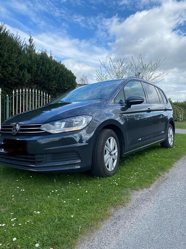 Grau Gebraucht 2020 VW Touran Van / Kleinbus | 18.200 € (Etwas zu teuer) - Bild 1/4