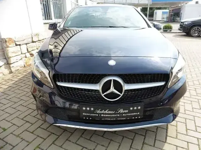Gebraucht Mercedes A180 Urban 122 PS (89 kW) 2016 Blau Kleinwagen