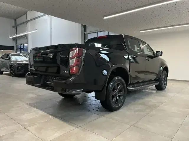 Uusi Isuzu D-Max 163 HP (119 kW) 2026 Musta Nouto