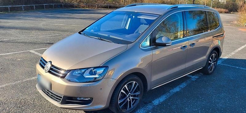 Gebraucht VW Sharan Sound 150 PS (110 kW) 2017 Braun Van / Kleinbus