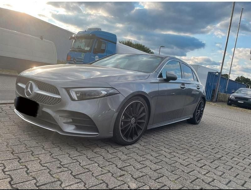Grau Gebraucht 2018 Mercedes A200 AMG line Limousine | 17.850 € (Fairer Preis) - Bild 1/4