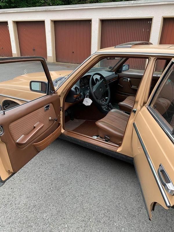 Gebraucht Mercedes 280 156 PS (114 kW) 1977 Beige Limousine