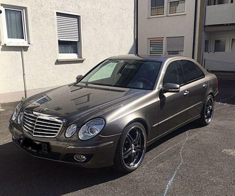 Grau Gebraucht 2006 Mercedes E350 Elegance Limousine | 13.500 € (Teuer) - Bild 1/4