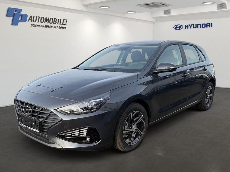 Grau Gebraucht 2024 Hyundai i30 Comfort Limousine | 18.990 € (Superpreis) - Bild 1/4