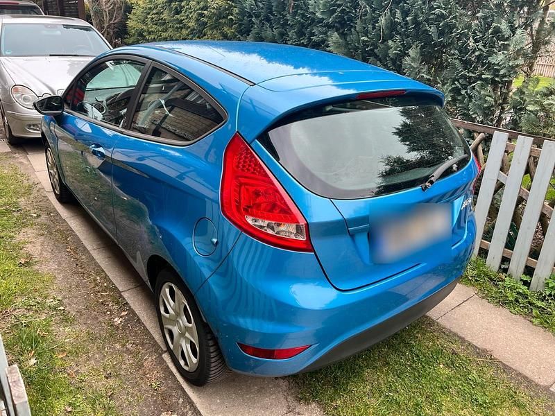 Używany Ford Fiesta 60 KM (44 kW) 2012 Niebieski Hatchback