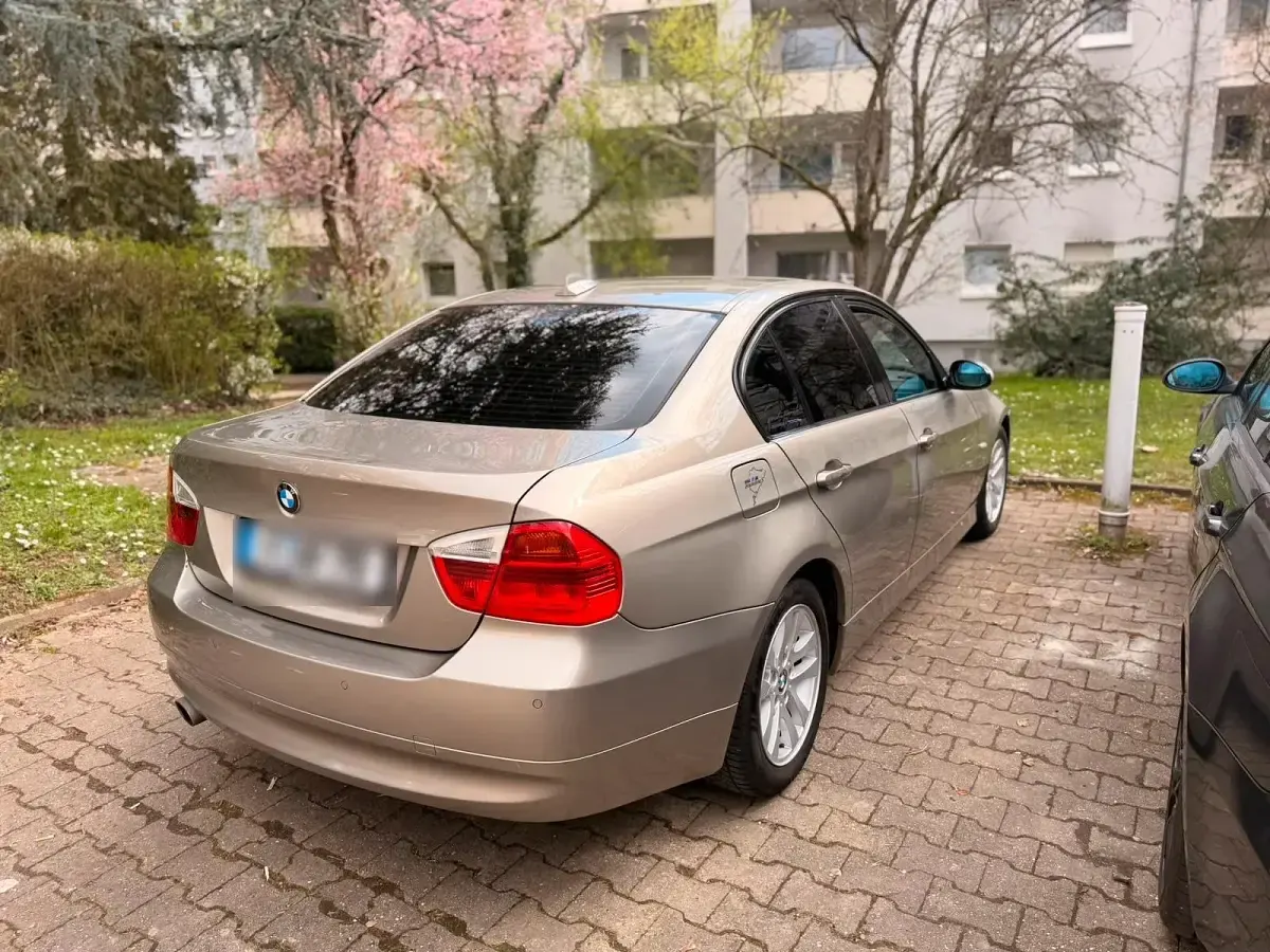 Gebraucht BMW 320 177 PS (130 kW) 2009 Grau Limousine