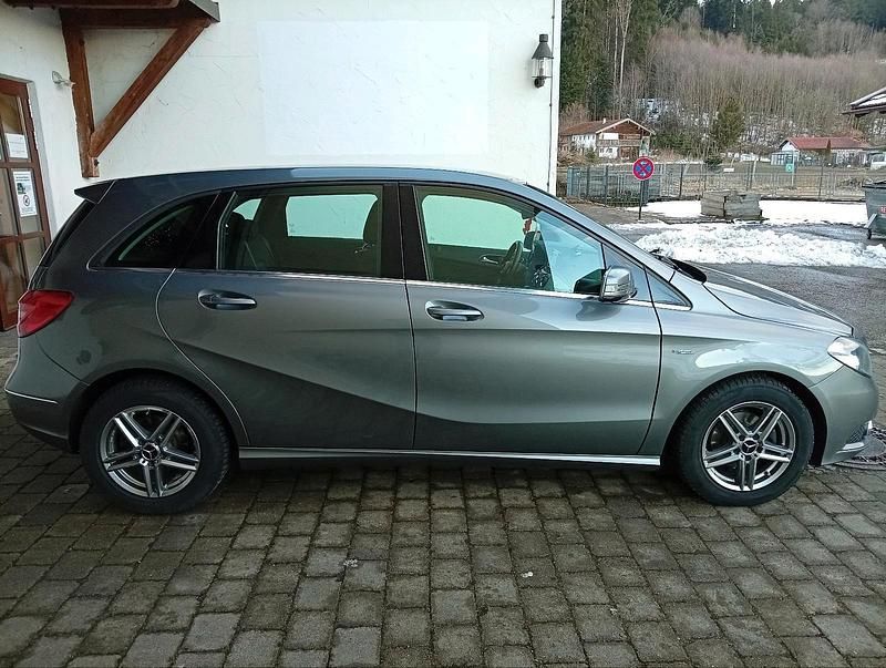 Gebraucht Mercedes B180 122 PS (89 kW) 2012 Grau Van / Kleinbus