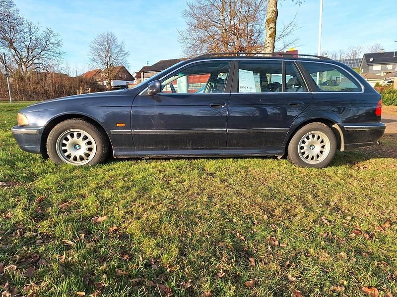 Blau Gebraucht 2000 BMW 523 Kombi | 3.800 € (Teuer) - Bild 1/4