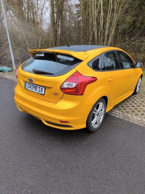 Gebraucht Ford Focus ST 250 PS (183 kW) 2013 Gelb Limousine