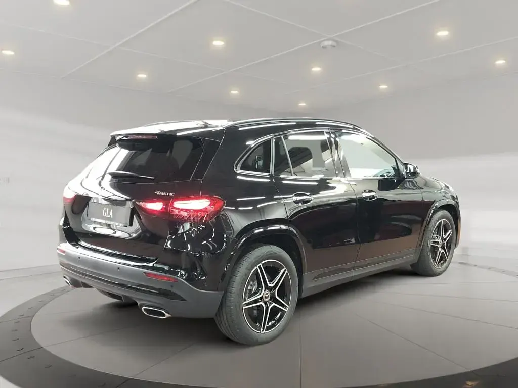 Gebraucht Mercedes GLA220 190 PS (139 kW) 2024 Metalliclack kosmosschwarz SUV