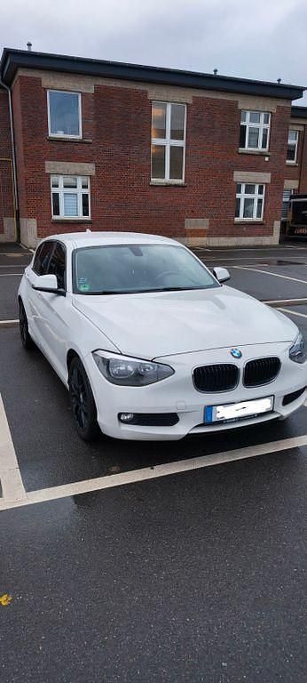 Weiß Gebraucht 2011 BMW 116 Sport Line Kleinwagen | 6.600 € (Fairer Preis) - Bild 1/4