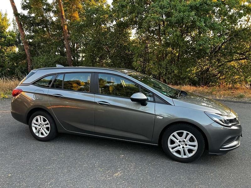 Grau Gebraucht 2017 Opel Astra Kombi | 7.999 € (Fairer Preis) - Bild 1/4