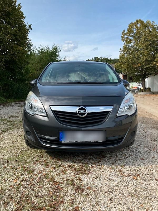 Grau Gebraucht 2011 Opel Meriva Van / Kleinbus | 3.300 € (Teuer) - Bild 1/4