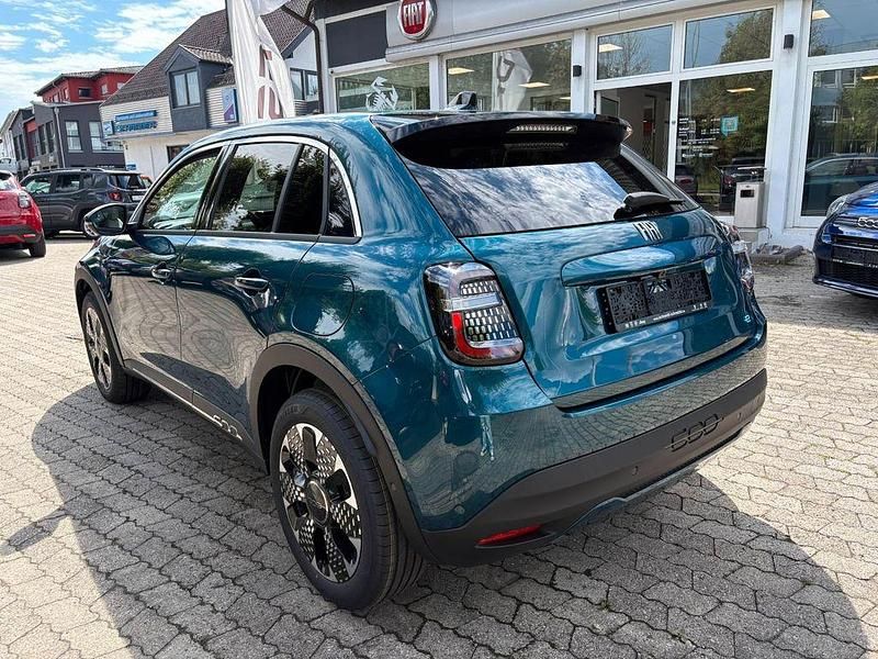 Neu Fiat 600E La Prima 114 kW (156 PS) 2025 Grün Limousine