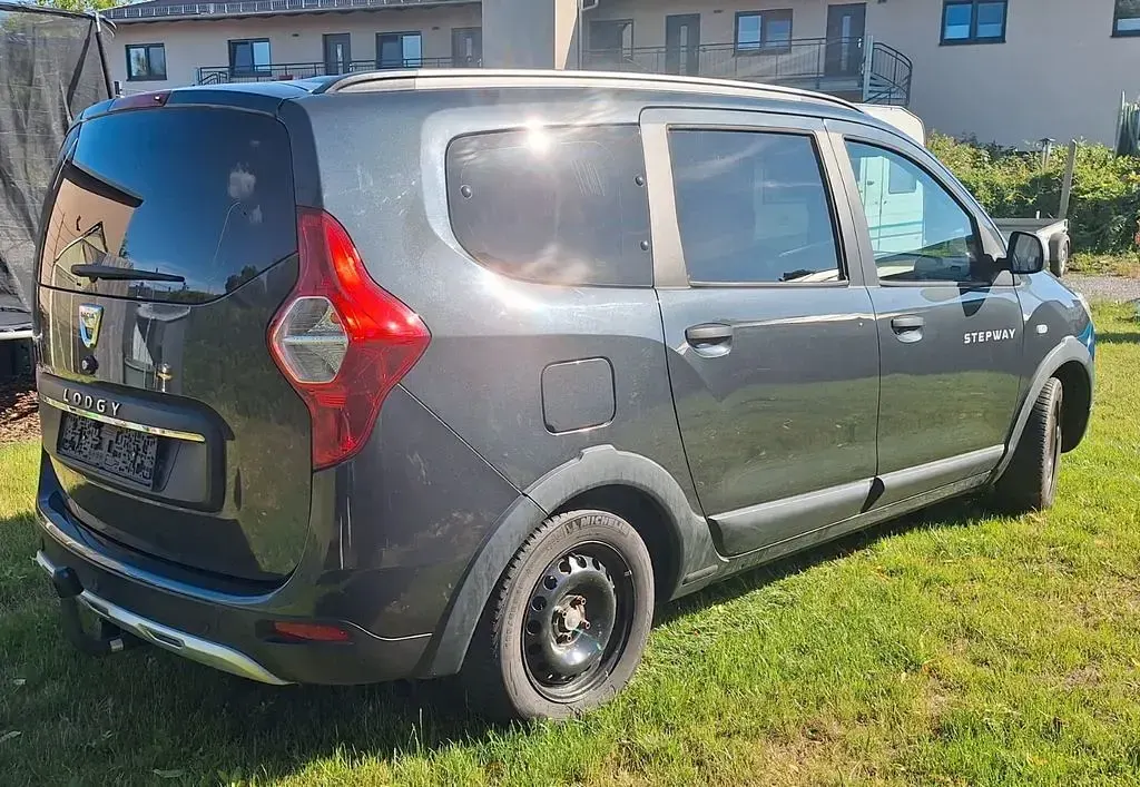 Gebraucht Dacia Lodgy Celebration 109 PS (80 kW) 2017 Grau Van / Kleinbus