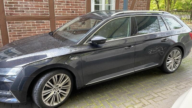 Schwarz Gebraucht 2019 Skoda Superb LAURIN & KLEMENT Kombi | 26.900 € (Fairer Preis) - Bild 1/4