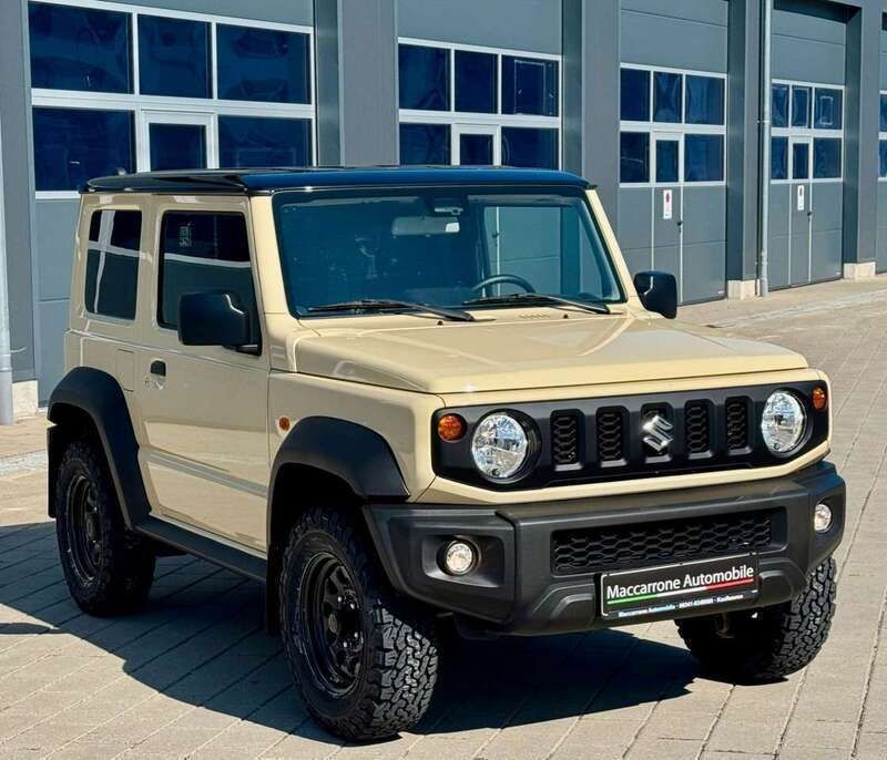 Chiffon ivory/bluish black (metallic) Gebraucht 2023 Suzuki Jimny SUV | 31.500 € (Fairer Preis) - Bild 1/4