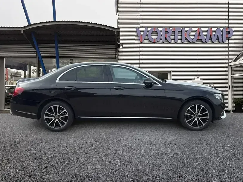 Gebraucht Mercedes E220 Avantgarde 194 PS (142 kW) 2018 Obsidianschwarz (metallic) Limousine