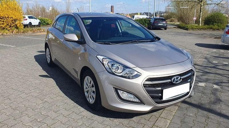 Gebraucht Hyundai i30 Pure 101 PS (74 kW) 2017 Beige Limousine