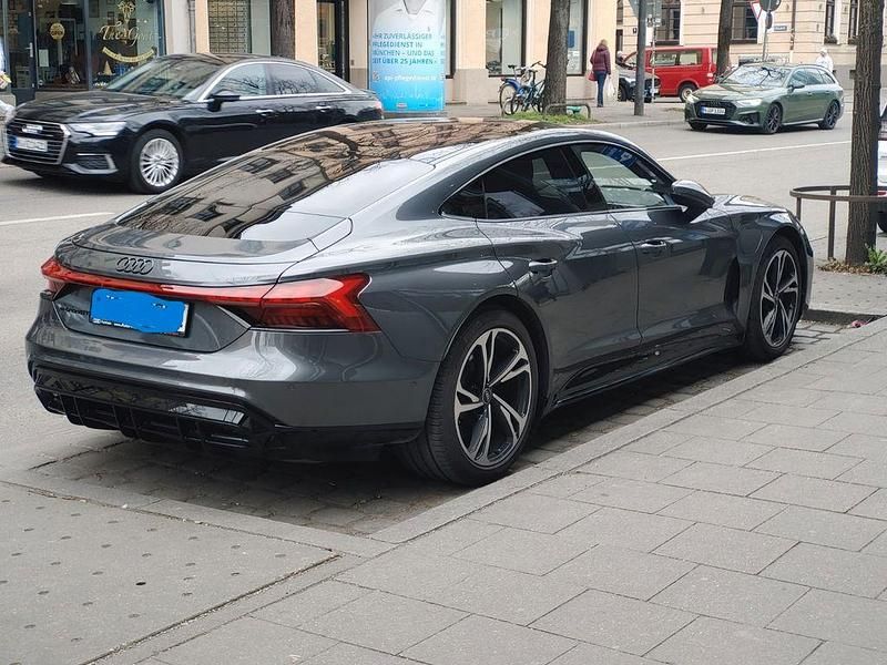 Grau Gebraucht 2023 Audi e-tron GT quattro Sport Limousine | 66.900 € (Etwas zu teuer) - Bild 1/4