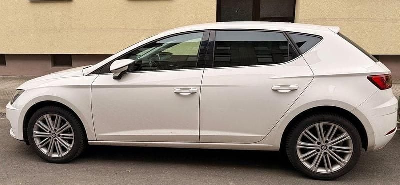 Weiß Gebraucht 2017 Seat Leon XCELLENCE Limousine | 13.200 € (Fairer Preis) - Bild 1/4