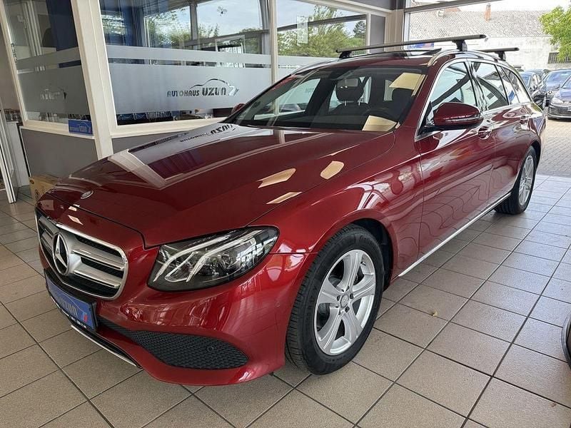 Rot Gebraucht 2016 Mercedes E200 Avantgarde Limousine | 22.900 € (Guter Preis) - Bild 1/4