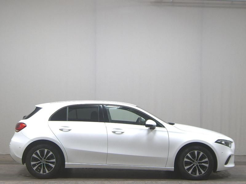 Weiss Gebraucht 2022 Mercedes A180 Style Limousine | 18.680 € (Superpreis) - Bild 1/4