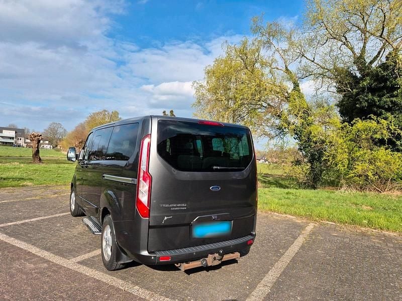 Gebraucht Ford Tourneo 170 PS (125 kW) 2016 Grau Van / Kleinbus