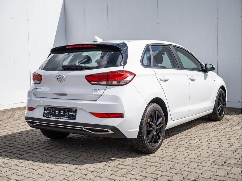 Gebraucht Hyundai i30 Trend 120 PS (88 kW) 2022 Weiss / atlas white Limousine