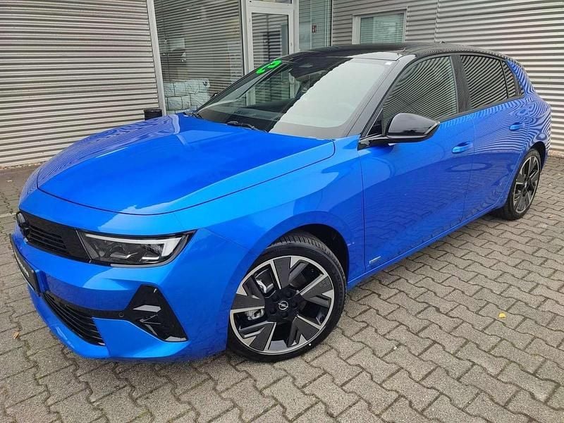 Blau/typ aussenverkleidung met Gebraucht 2024 Opel Astra Ultimate Limousine | 29.780 € (Fairer Preis) - Bild 1/4