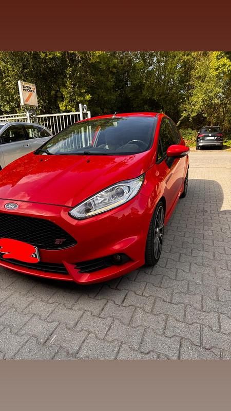 Rot Gebraucht 2013 Ford Fiesta Sport Kleinwagen | 7.199 € (Fairer Preis) - Bild 1/4