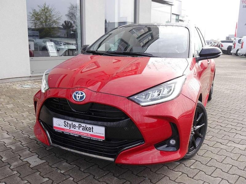 Rot Gebraucht 2022 Toyota Yaris Hybrid Connect Style Limousine | 20.999 € (Fairer Preis) - Bild 1/3