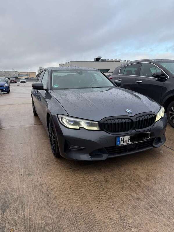 Grau Gebraucht 2020 BMW 330e Sport Line Limousine | 34.000 € - Bild 1/4